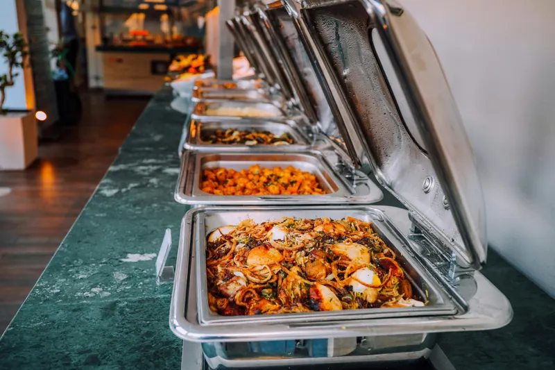 Feestelijk gedekte tafel voor catering